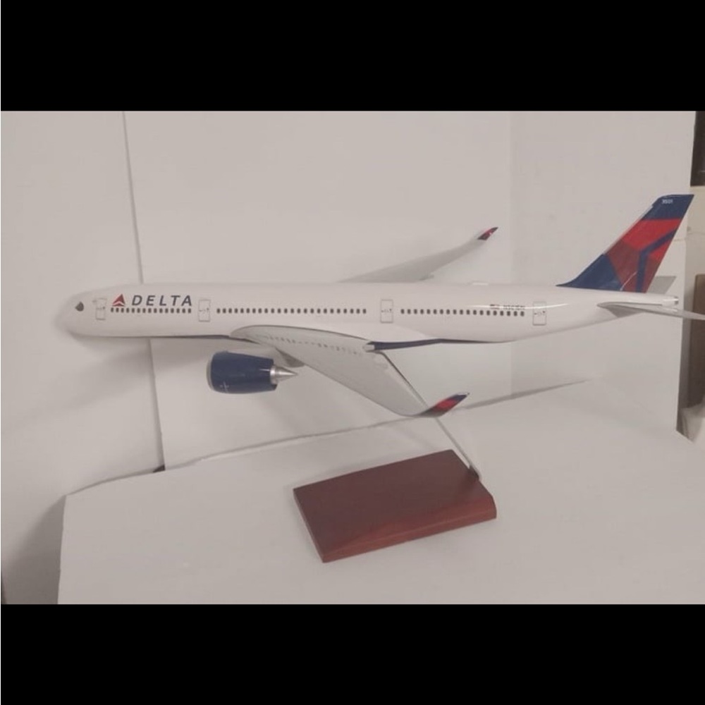 Delta Airplane Airbus Desk Top Collectible Metal Model #N501DN, 26" L x33" W